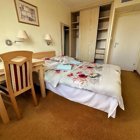 10q- Z6 402a Apartman Varsó